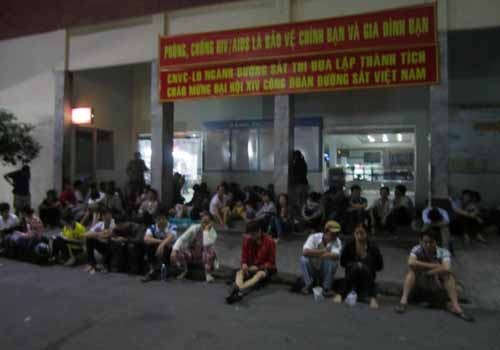 Theo kế hoạch, 7h sáng hôm nay, 20/12, là thời điểm ga Sài Gòn tổ chức bán vé tàu Tết trực tiếp, nhưng từ rất sớm, lúc thành phố vẫn còn đèn đường, nhiều người đã đến ga chờ đợi.
